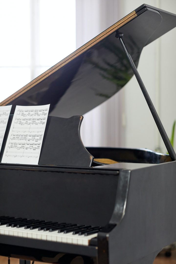 Grand piano with notes for pianist